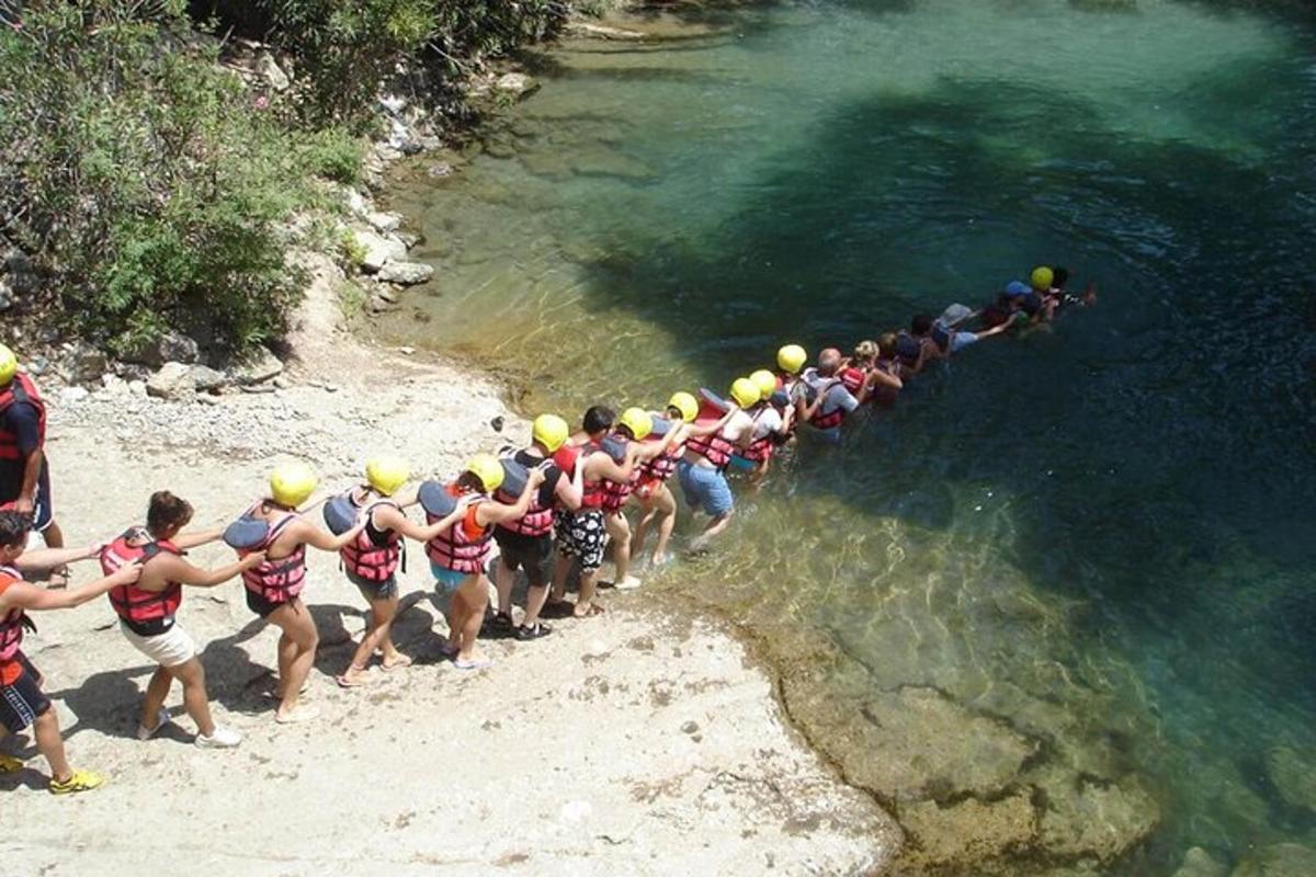 un grup de persones estan dretes a l'aigua