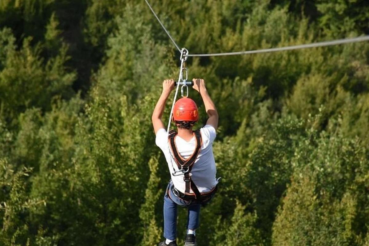 žena visí na zipline
