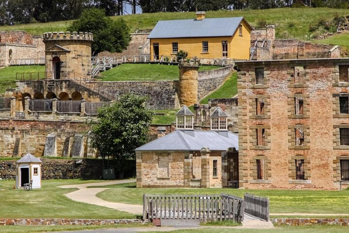 Un antiguo castillo con un banco delante de él.