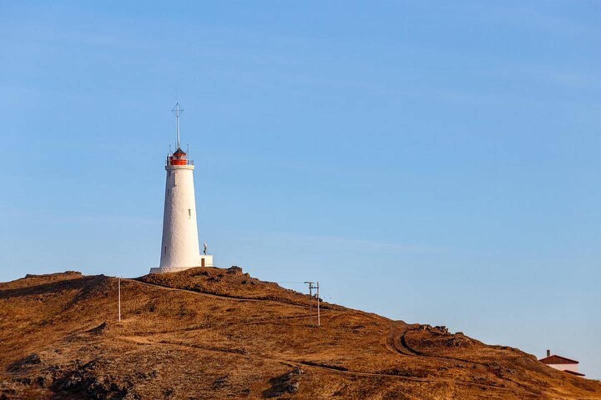 ein Leuchtturm auf einem Hügel