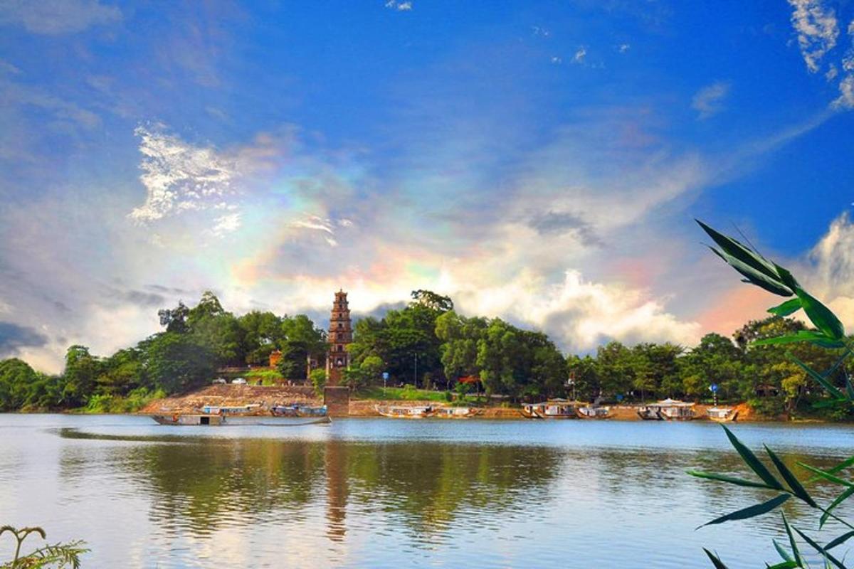 una vista di un lago con un arcobaleno nel cielo