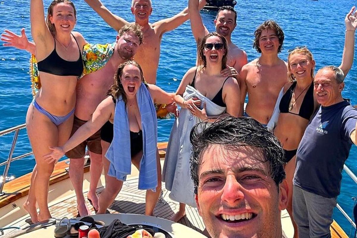 un gruppo di persone su una barca in acqua