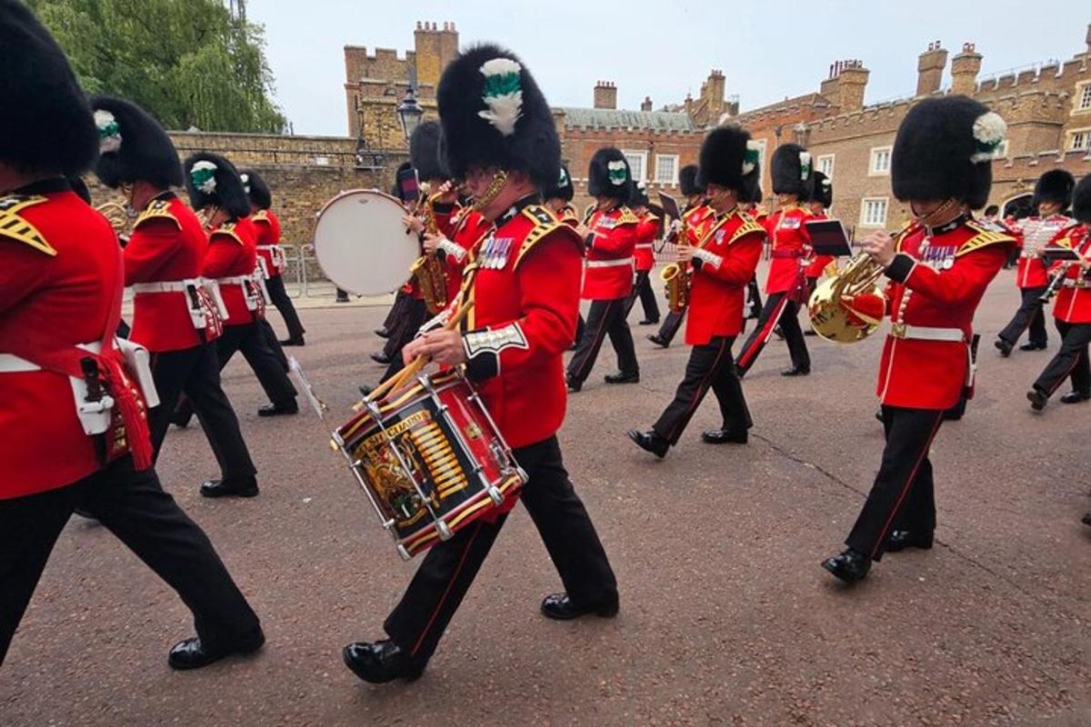 un grup de persones amb uniformes vermells tocant música