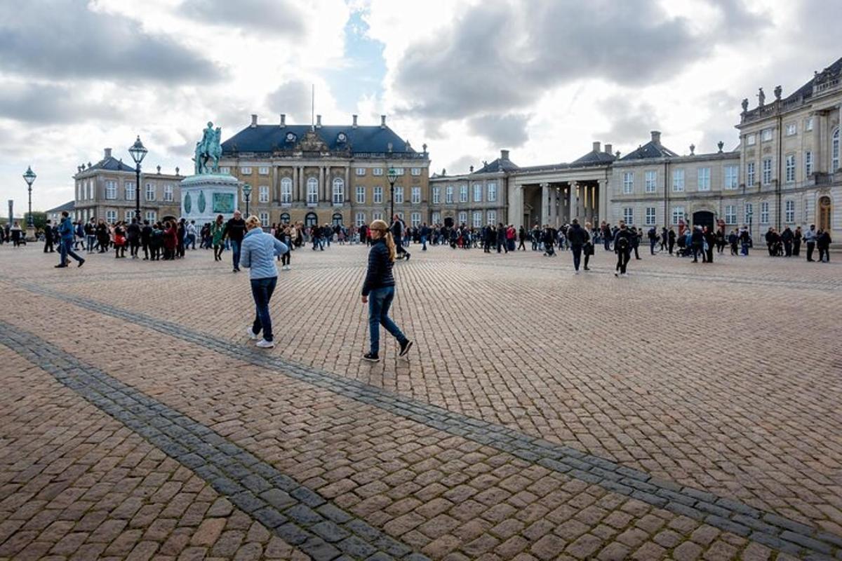 un grup de oameni care se plimbă într-o piață din fața unei clădiri