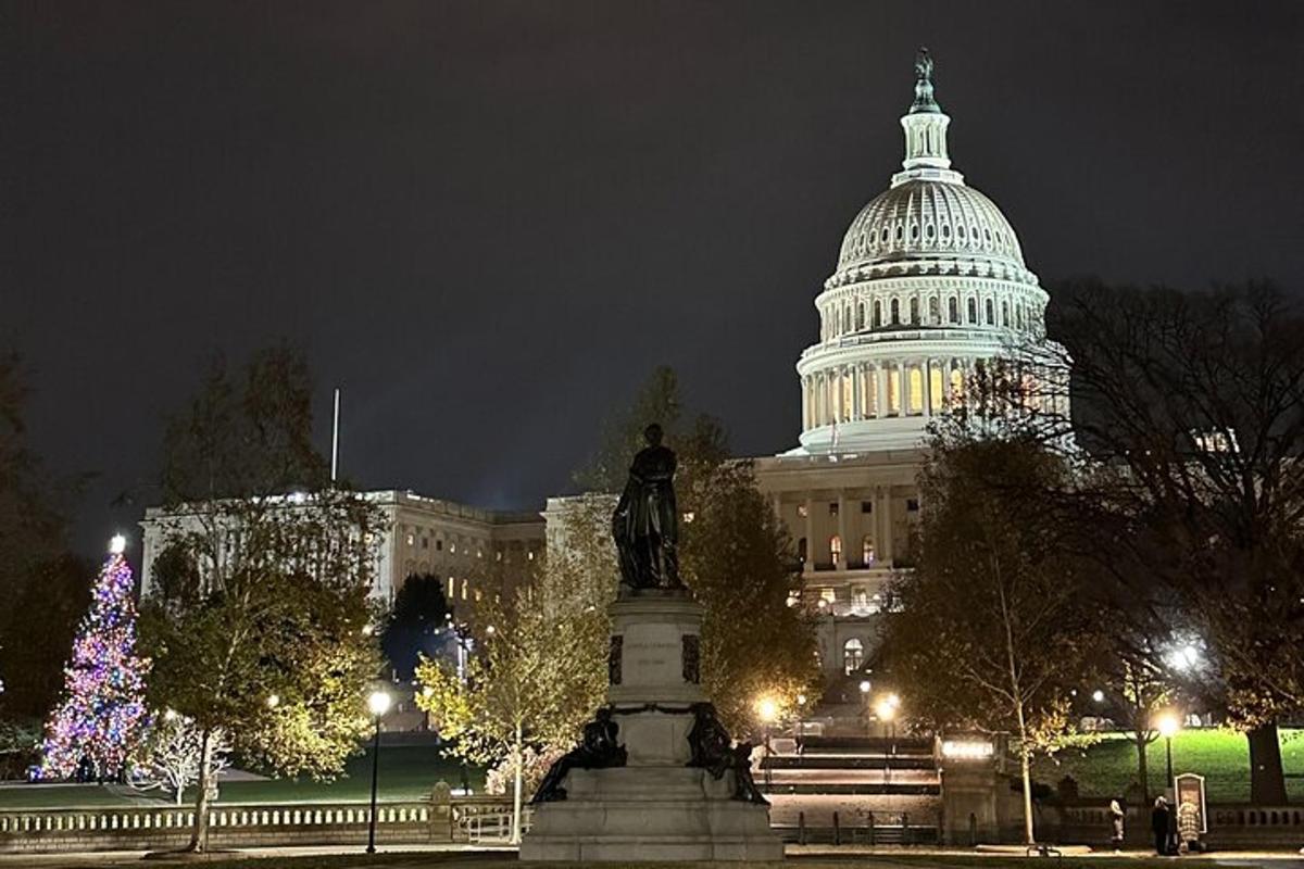 bangunan us capitol pada waktu malam dengan patung di hadapan