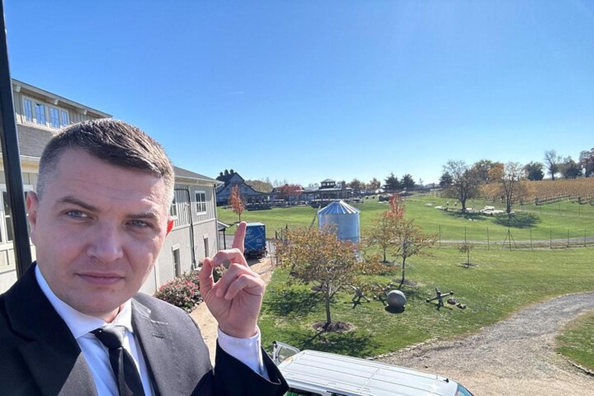 muž v obleku a kravate telefonujúci cez mobil