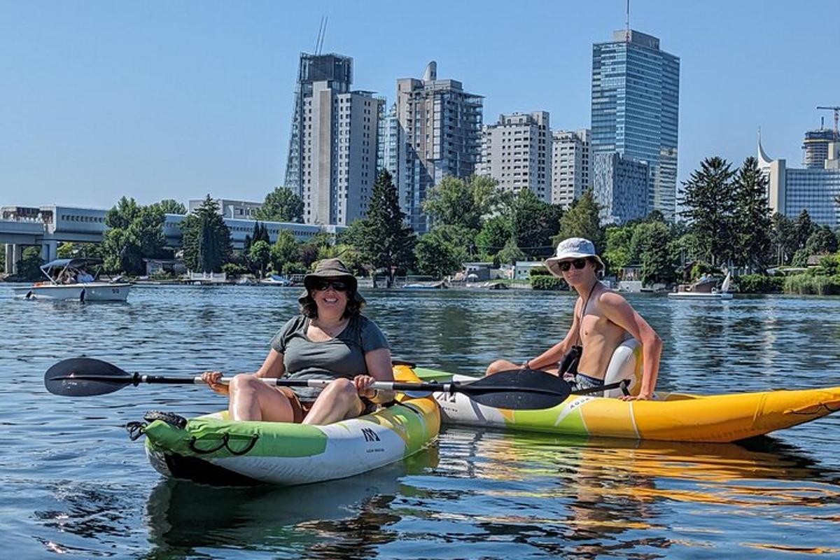 dua wanita sedang duduk di kayak di atas air