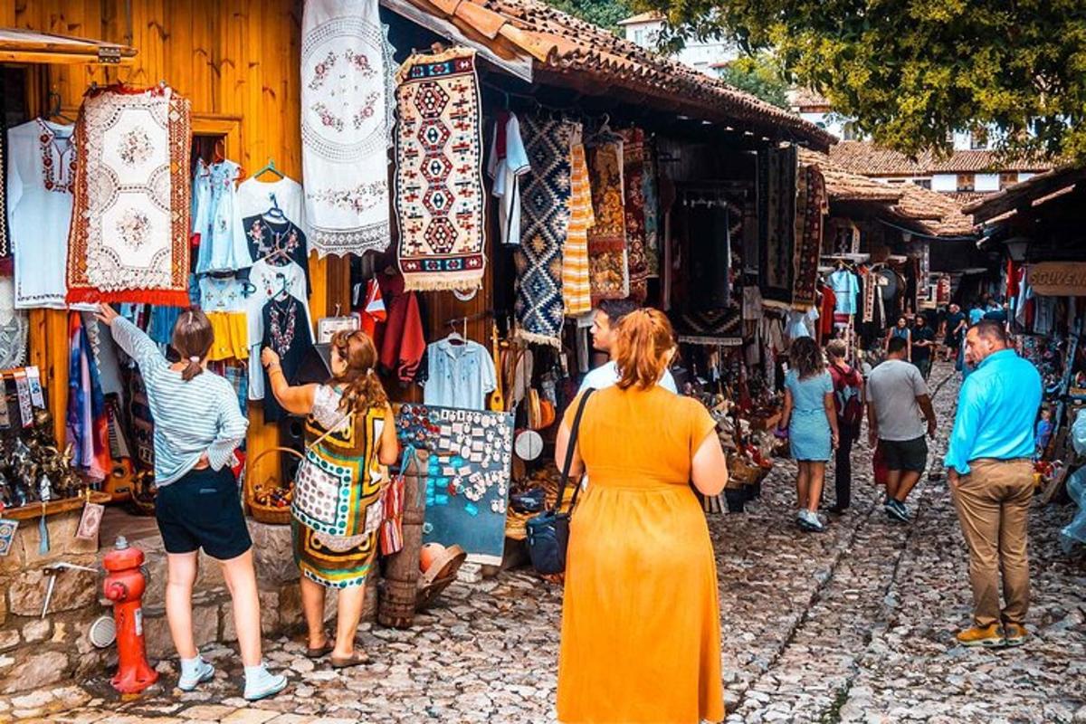 skupina lidí stojících na pouličním trhu