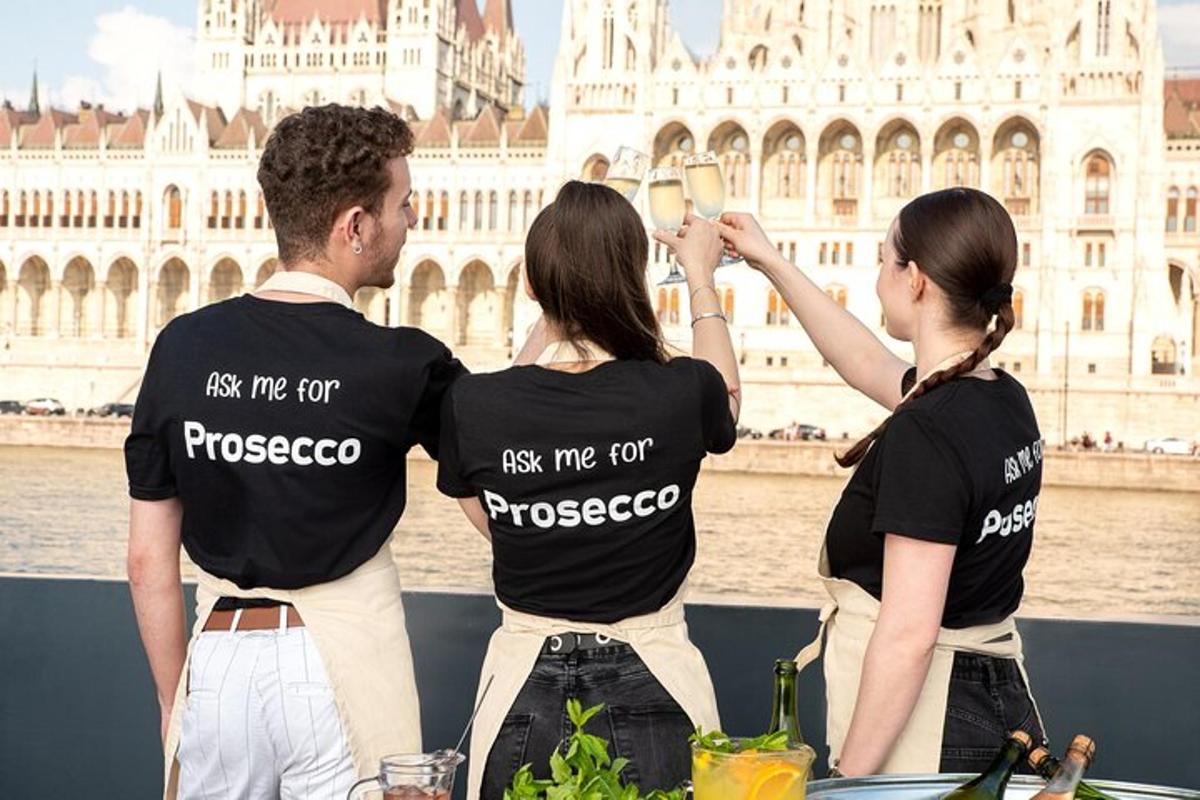 un gruppo di tre persone in piedi davanti a un edificio