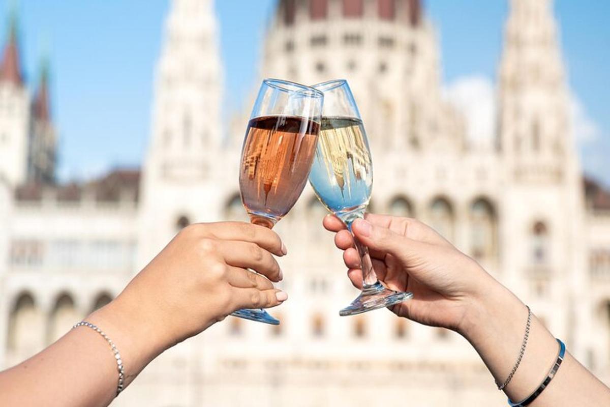 due persone che tengono in mano bicchieri di vino davanti a un edificio