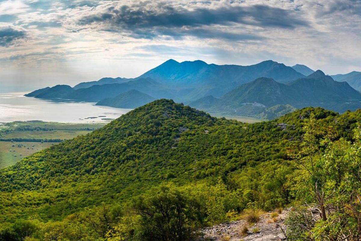 una vista di una montagna con uno specchio d'acqua