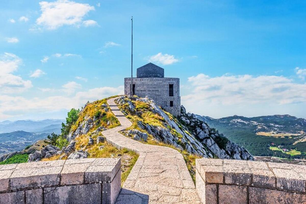 un castello in cima a una montagna con un sentiero
