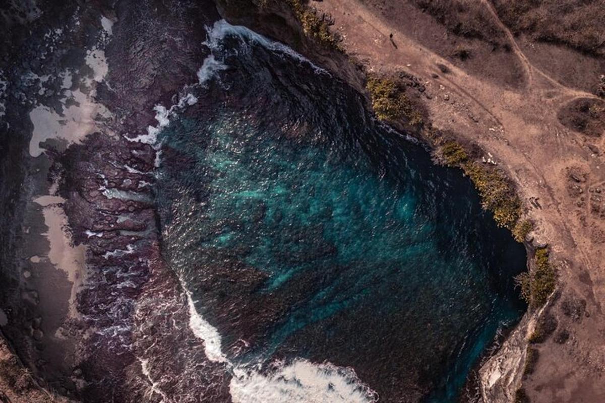 pemandangan udara pantai dengan lautan
