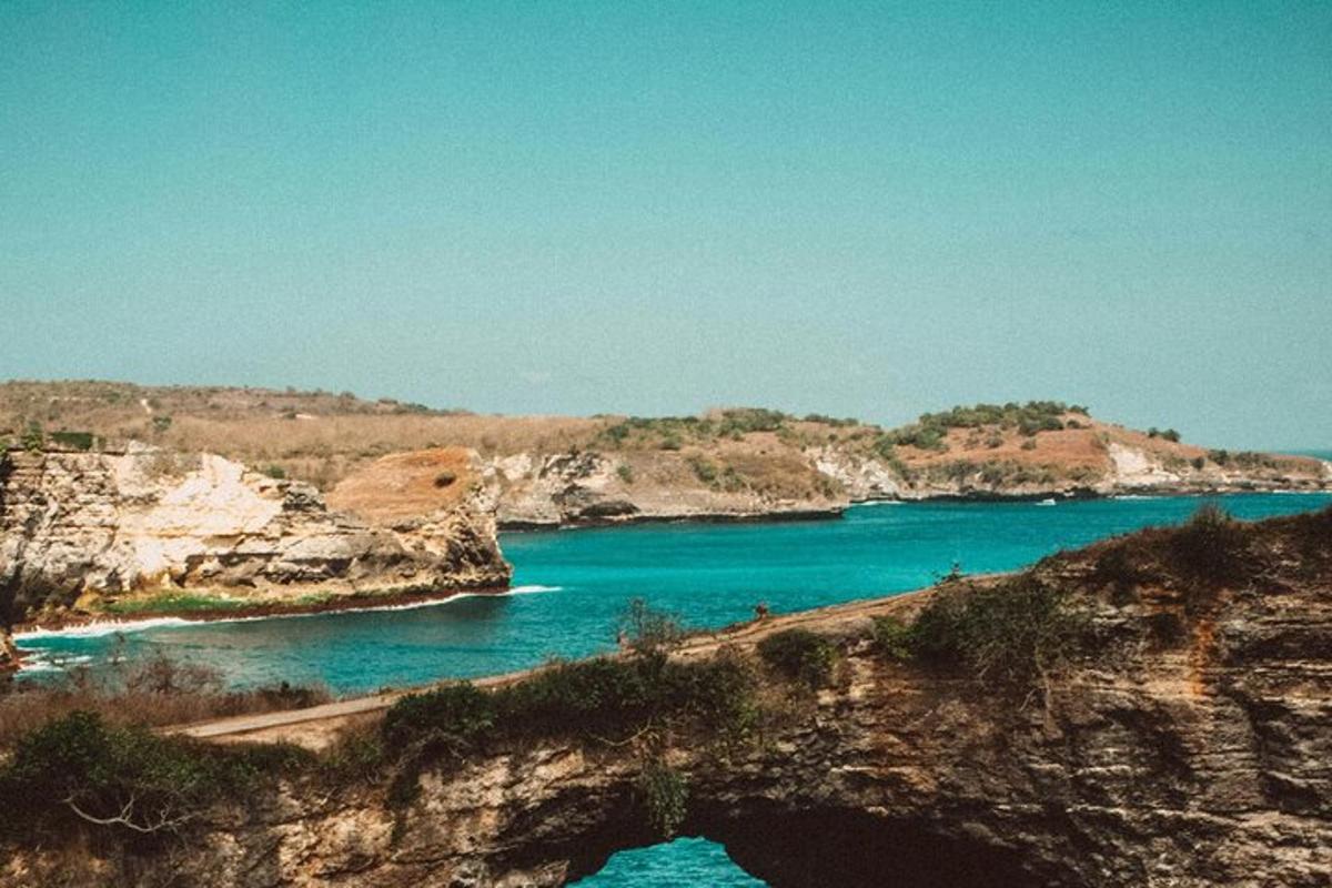 badan air dengan batu dan air biru