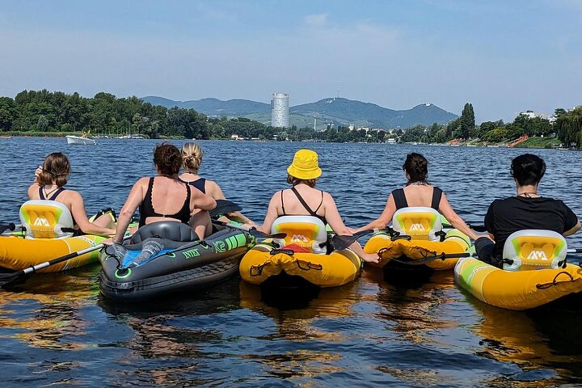 un gruppo di persone che viaggiano su gommoni in acqua
