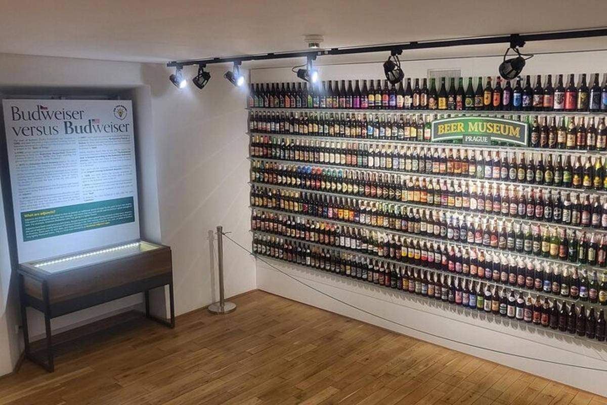 een winkel met een grote muur vol wijnflessen