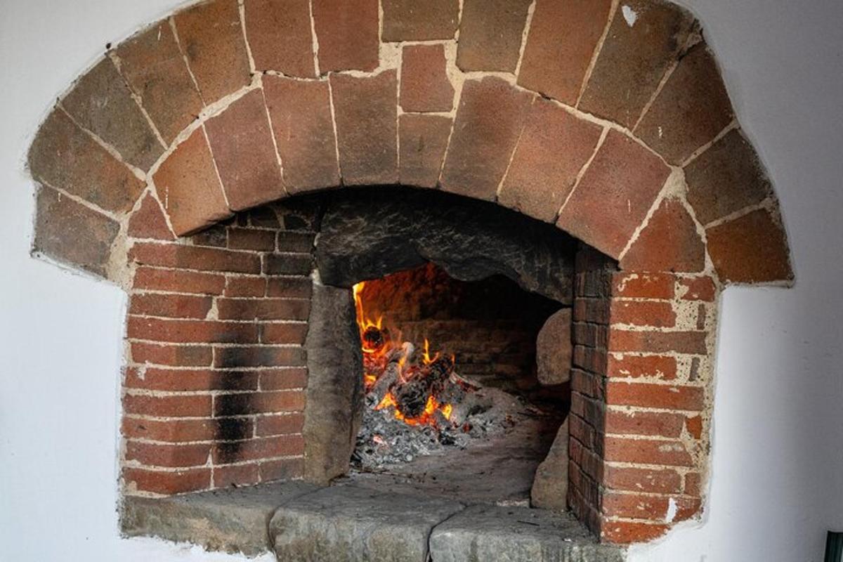um forno de tijolos com fogo dentro
