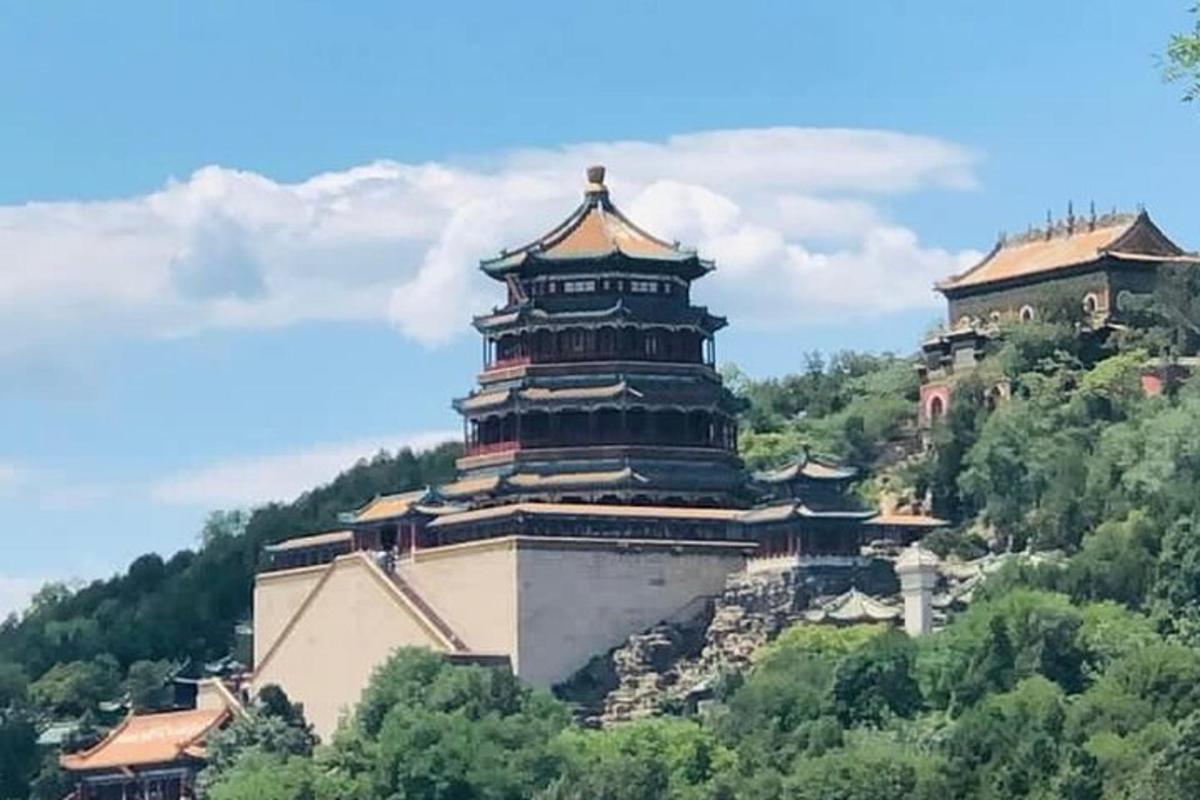 山顶上的一栋建筑，树木繁茂