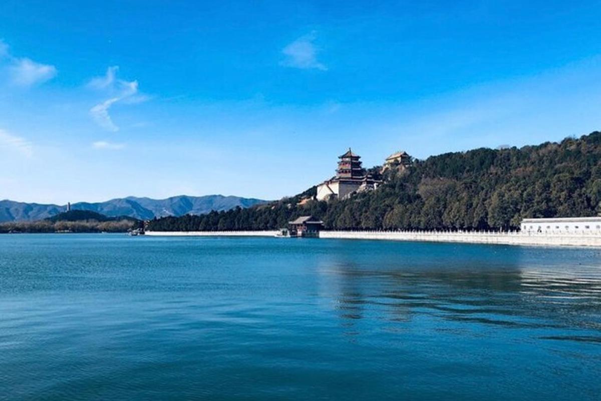 一大片水域，山上有一座城堡