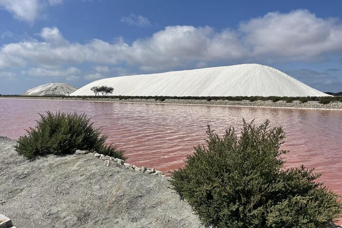 un grande edificio bianco accanto a uno specchio d'acqua