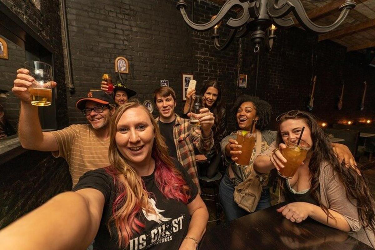 Un grupo de personas sosteniendo vasos de cerveza.