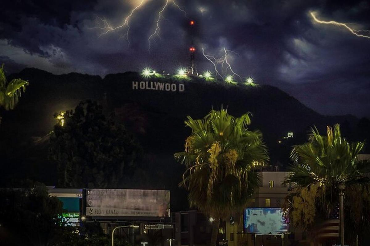 Una tormenta eléctrica sobre una montaña con un cartel en ella.