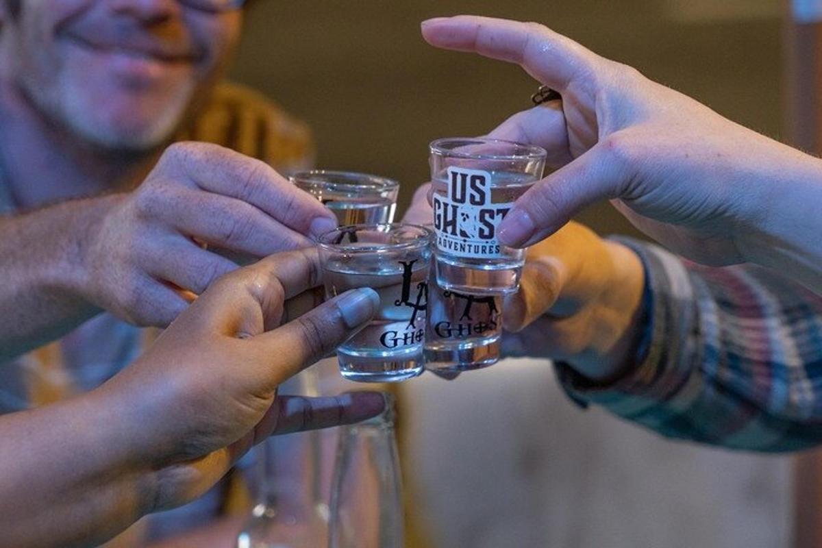 Un grupo de personas sosteniendo copas de vino.
