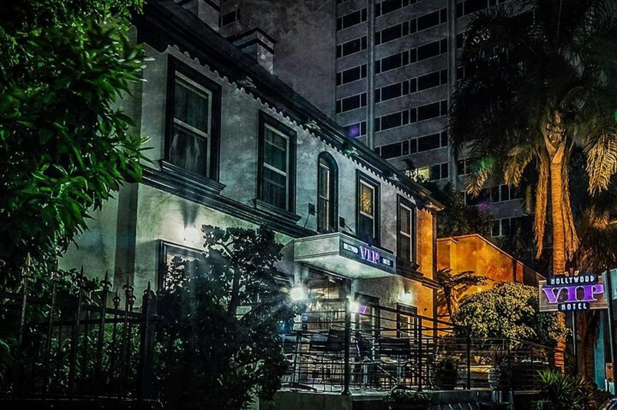 Un edificio con un cartel en el costado por la noche.