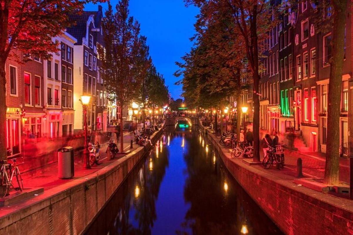 un canale nel mezzo di una città di notte