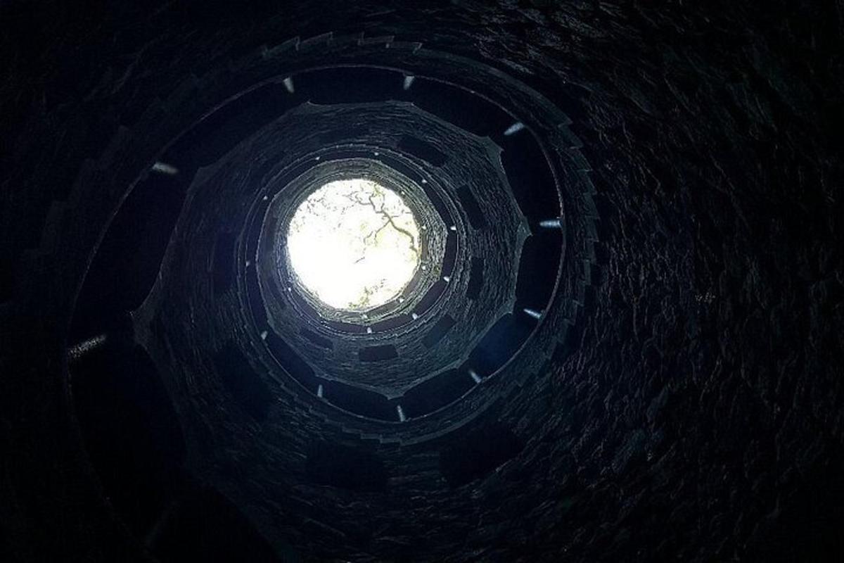 okrągły tunel ze światłem na końcu