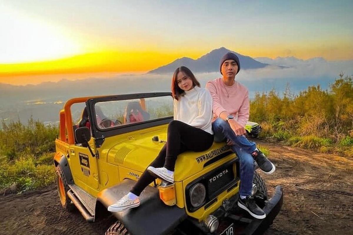 isang lalaki at isang babae na nakaupo sa likod ng isang trak