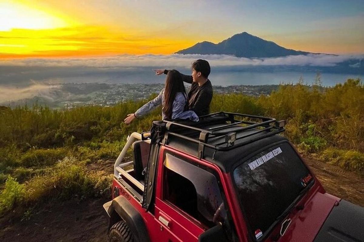 dalawang taong nakaupo sa likod ng jeep