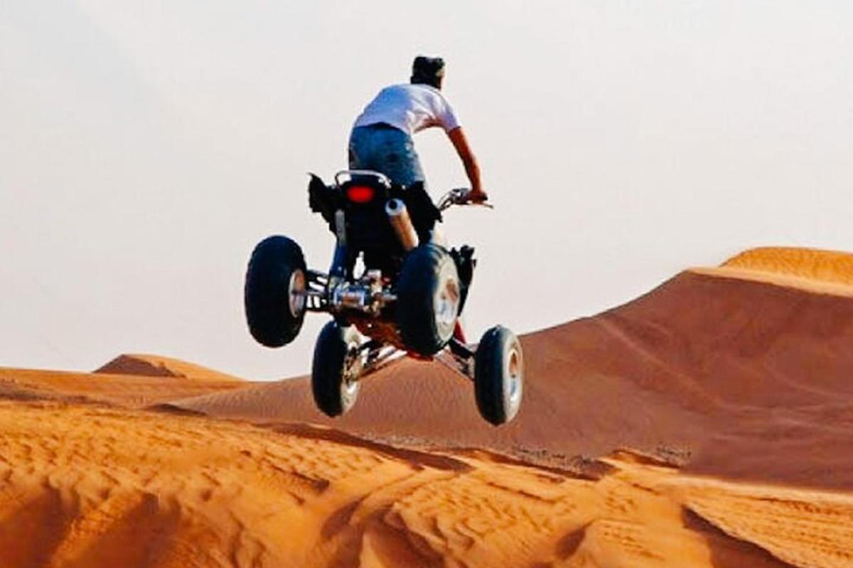 una persona saltant una moto de cross al desert