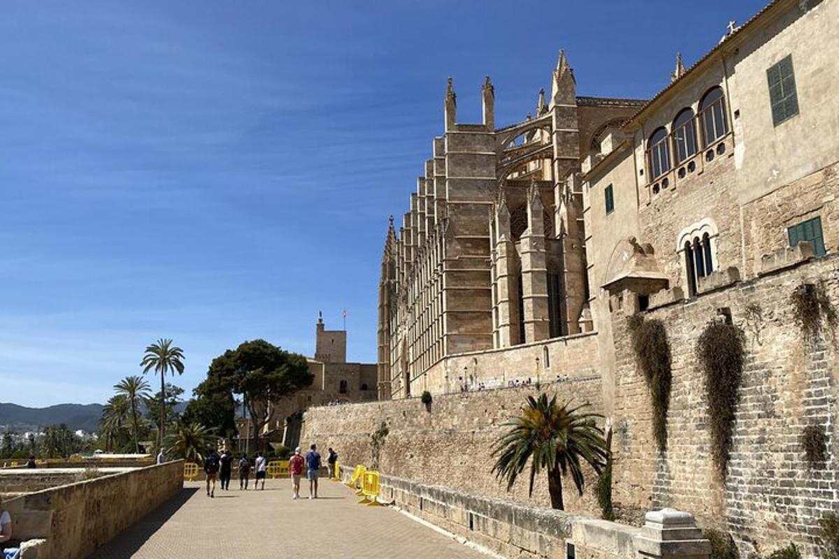 persone che camminano sul marciapiede davanti a un edificio