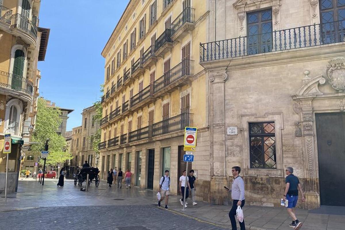 un gruppo di persone che camminano su una strada cittadina