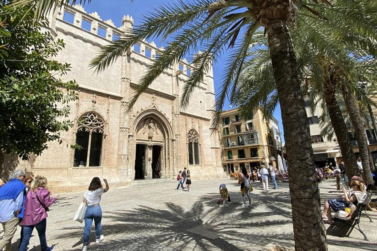 un gruppo di persone che camminano davanti a una chiesa