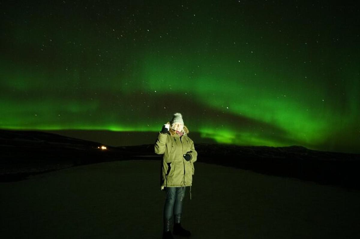 inimene seisab lumes virmaliste all