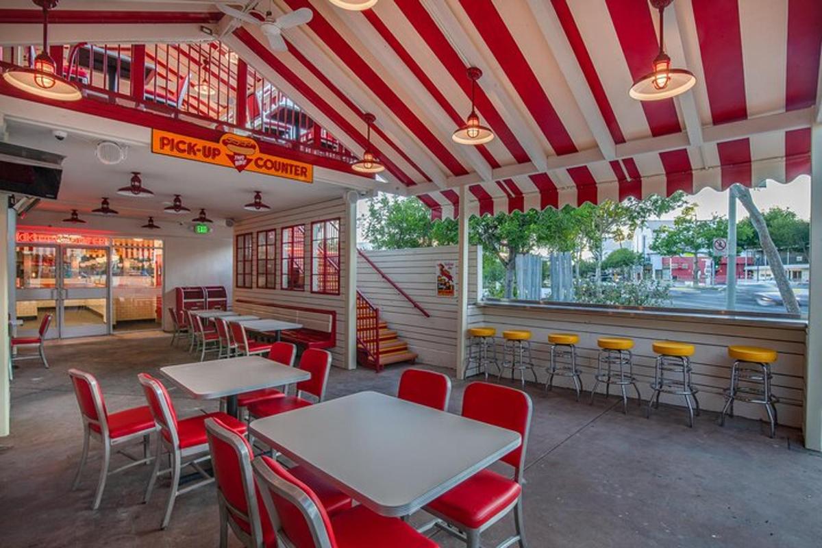 restauracja ze stołami, krzesłami i ladą