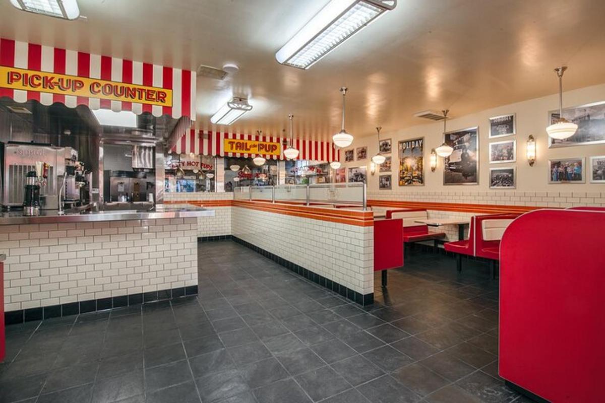 restauracja typu fast food z czerwonymi i białymi