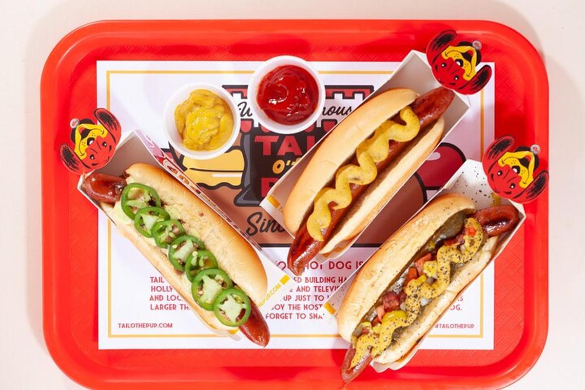 dulang merah dengan dua hot dog dan mustard