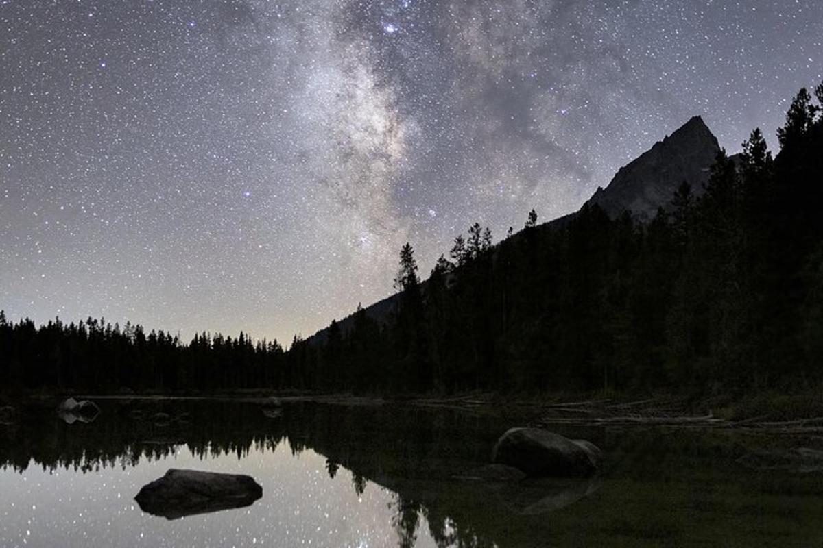 noční pohled na jezero s Mléčnou dráhou