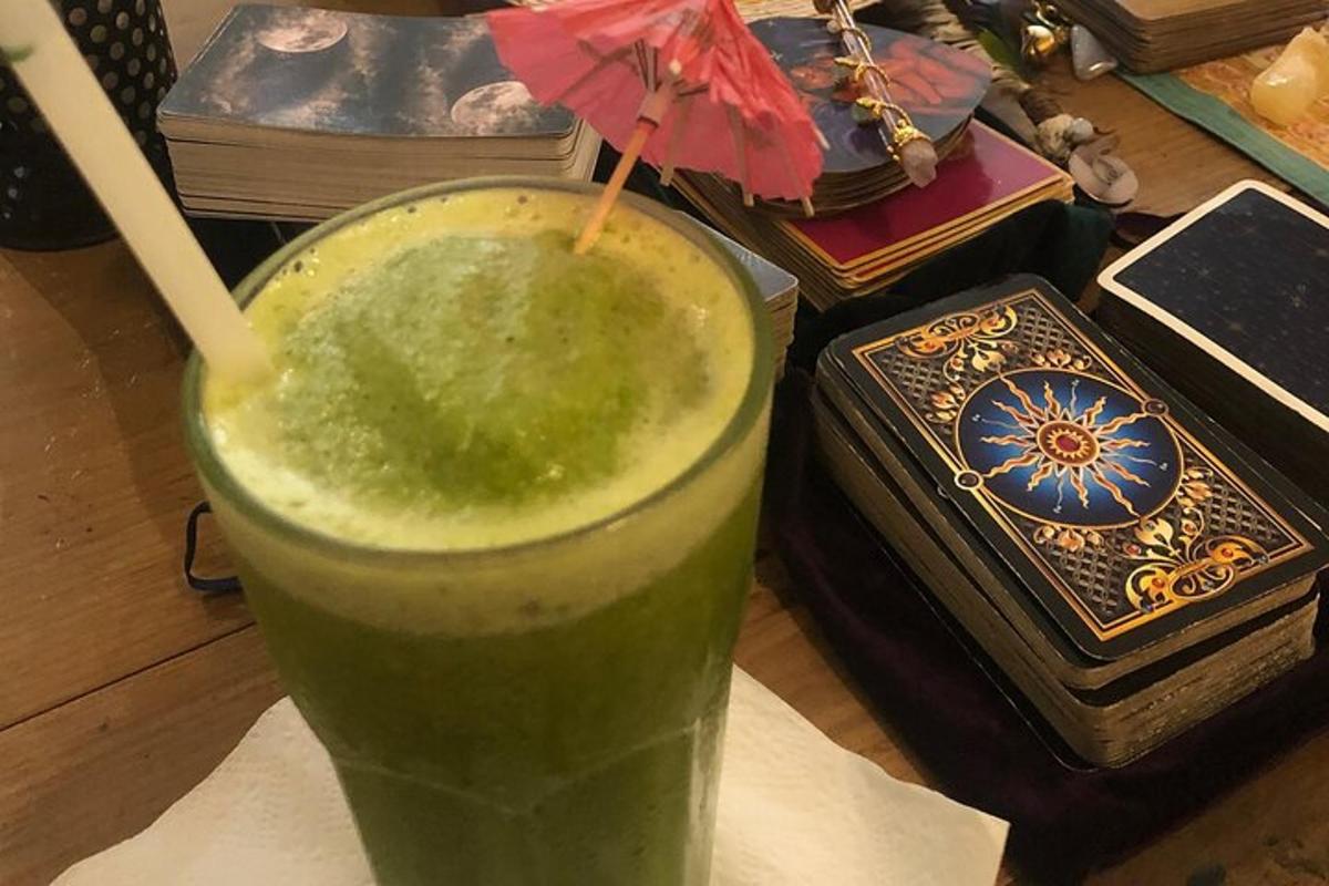 Una bebida sentada en una mesa con una sombrilla.