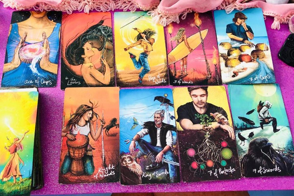 Un montón de cartas del tarot con personas en ellas.