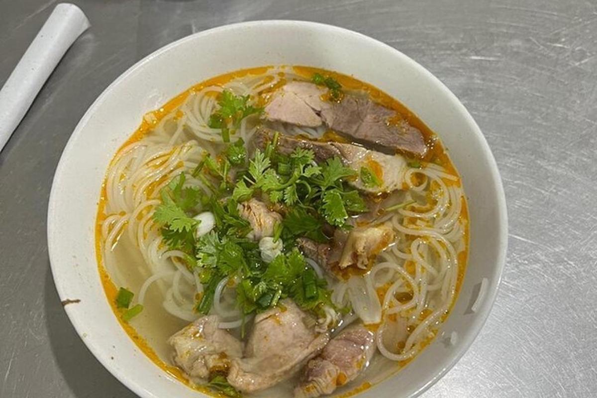 миска супу з локшиною з м'ясом та овочами