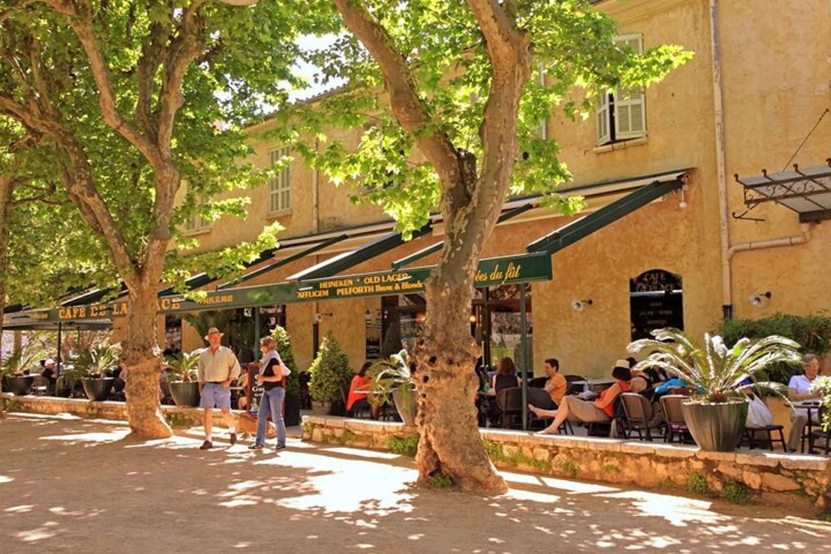 um grupo de pessoas sentadas do lado de fora de um restaurante