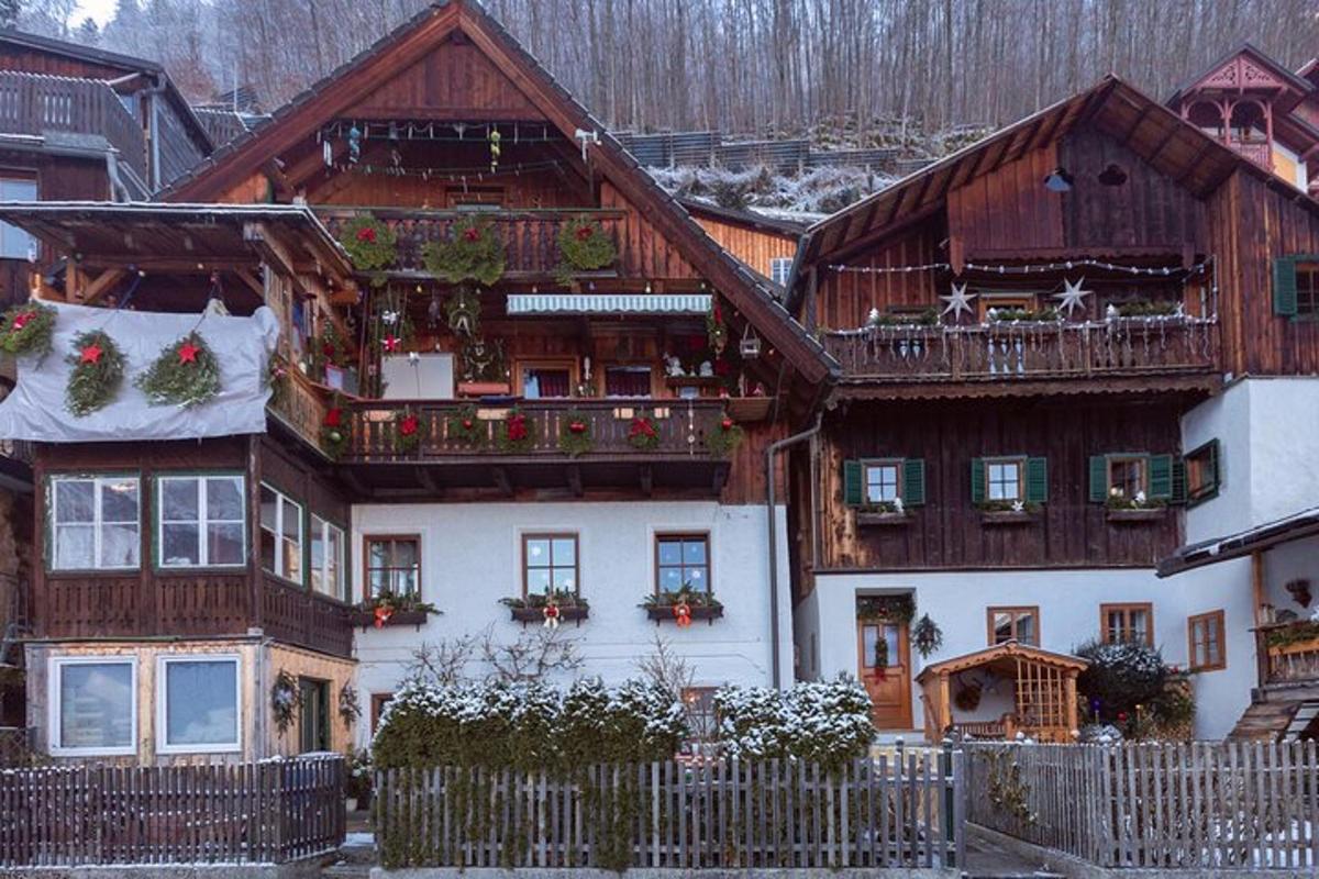 Velký dřevěný dům s vánočními rostlinami na balkonech