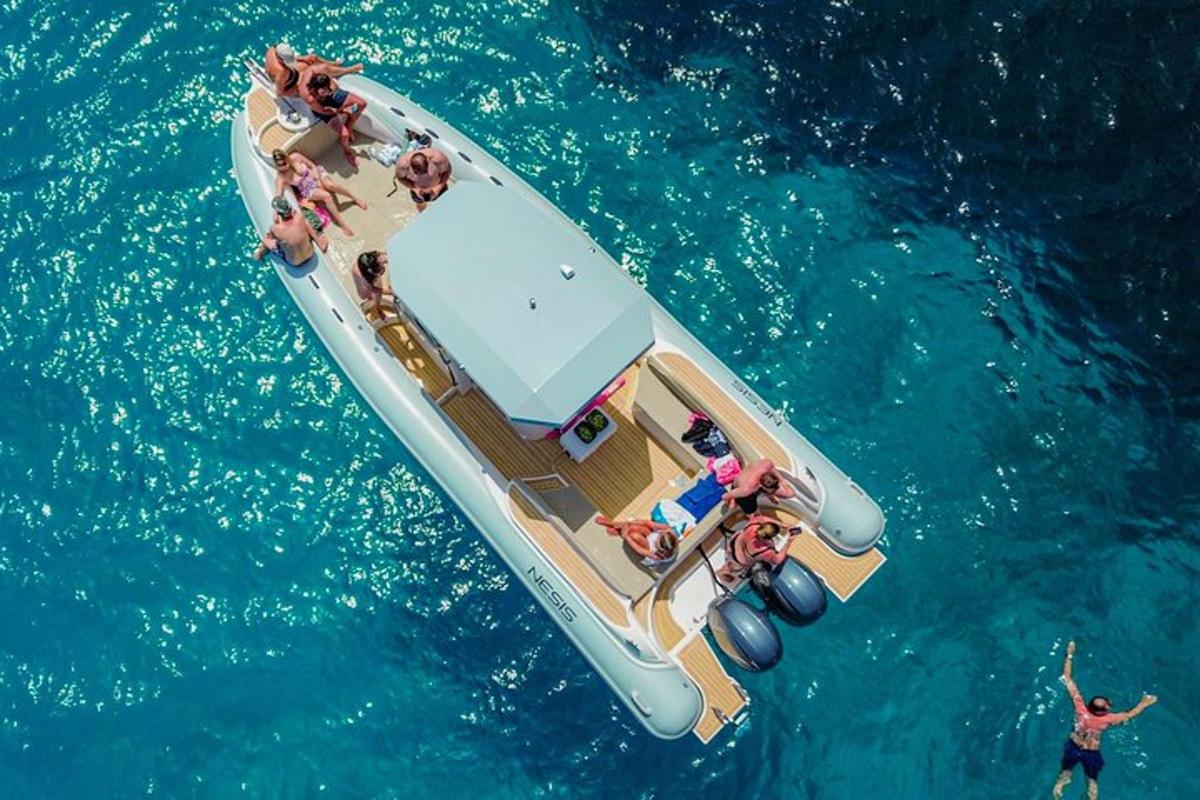 un gruppo di persone su una barca in acqua