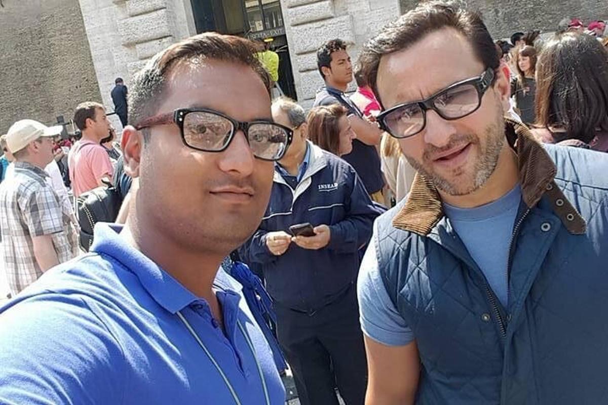 Δύο άνδρες με γυαλιά που στέκονται μέσα σε ένα πλήθος ανθρώπων