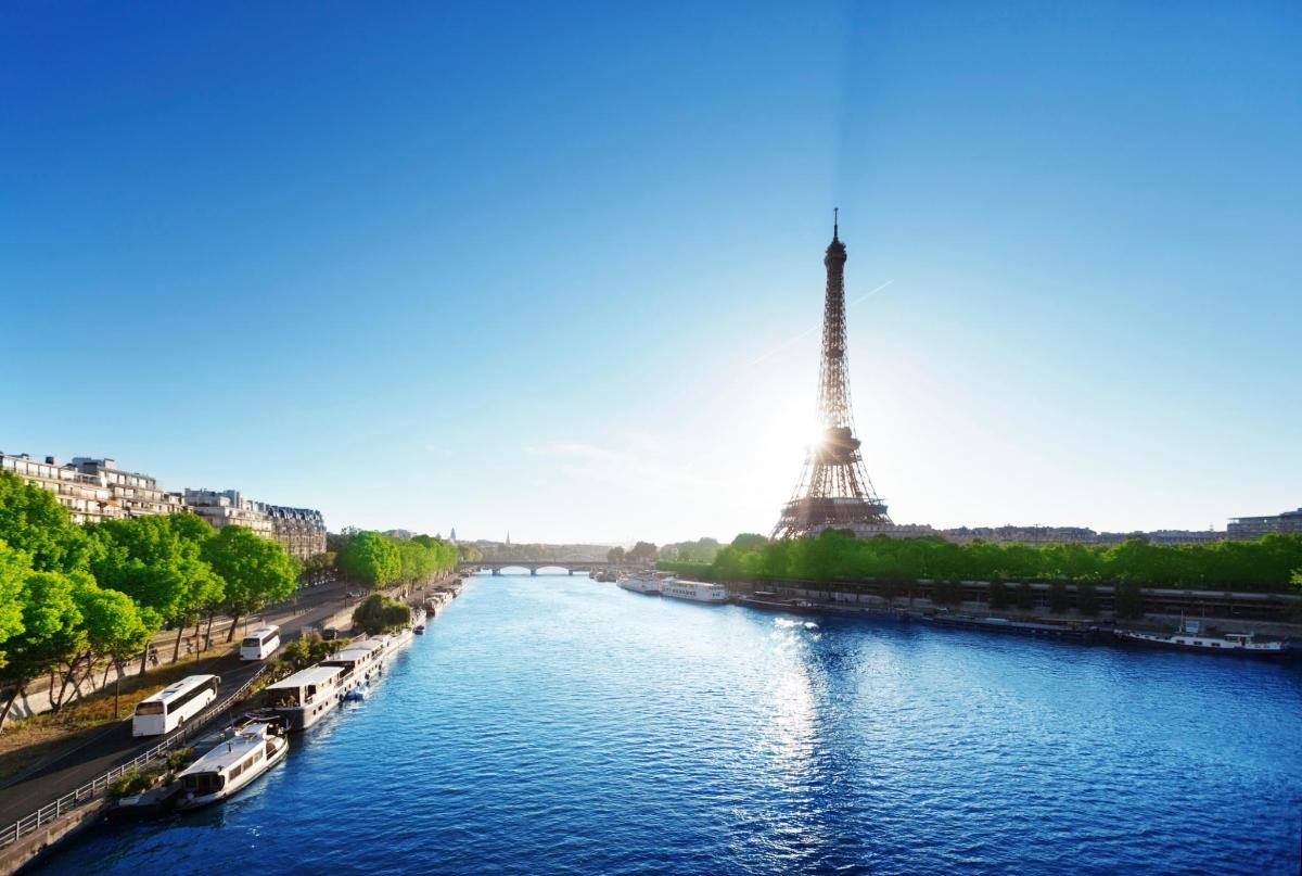 một con sông có thể nhìn thấy tháp Eiffel