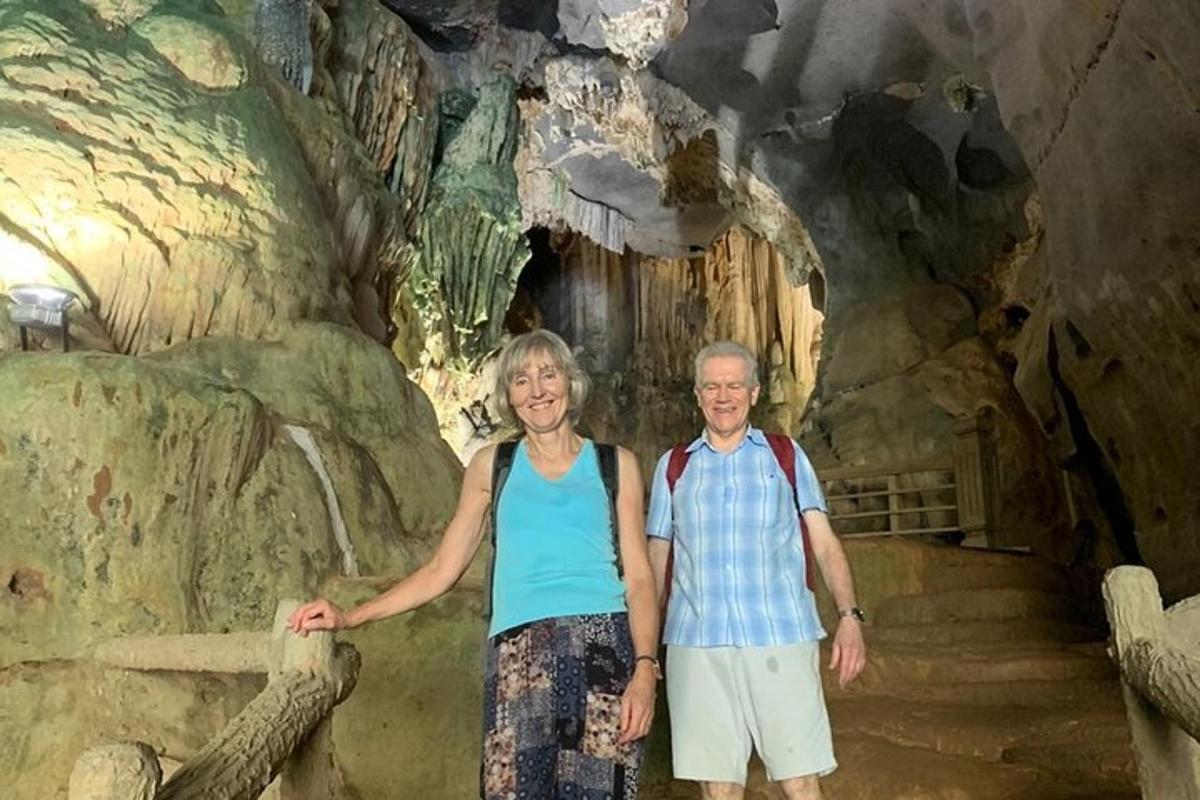 un uomo e una donna in piedi in una grotta
